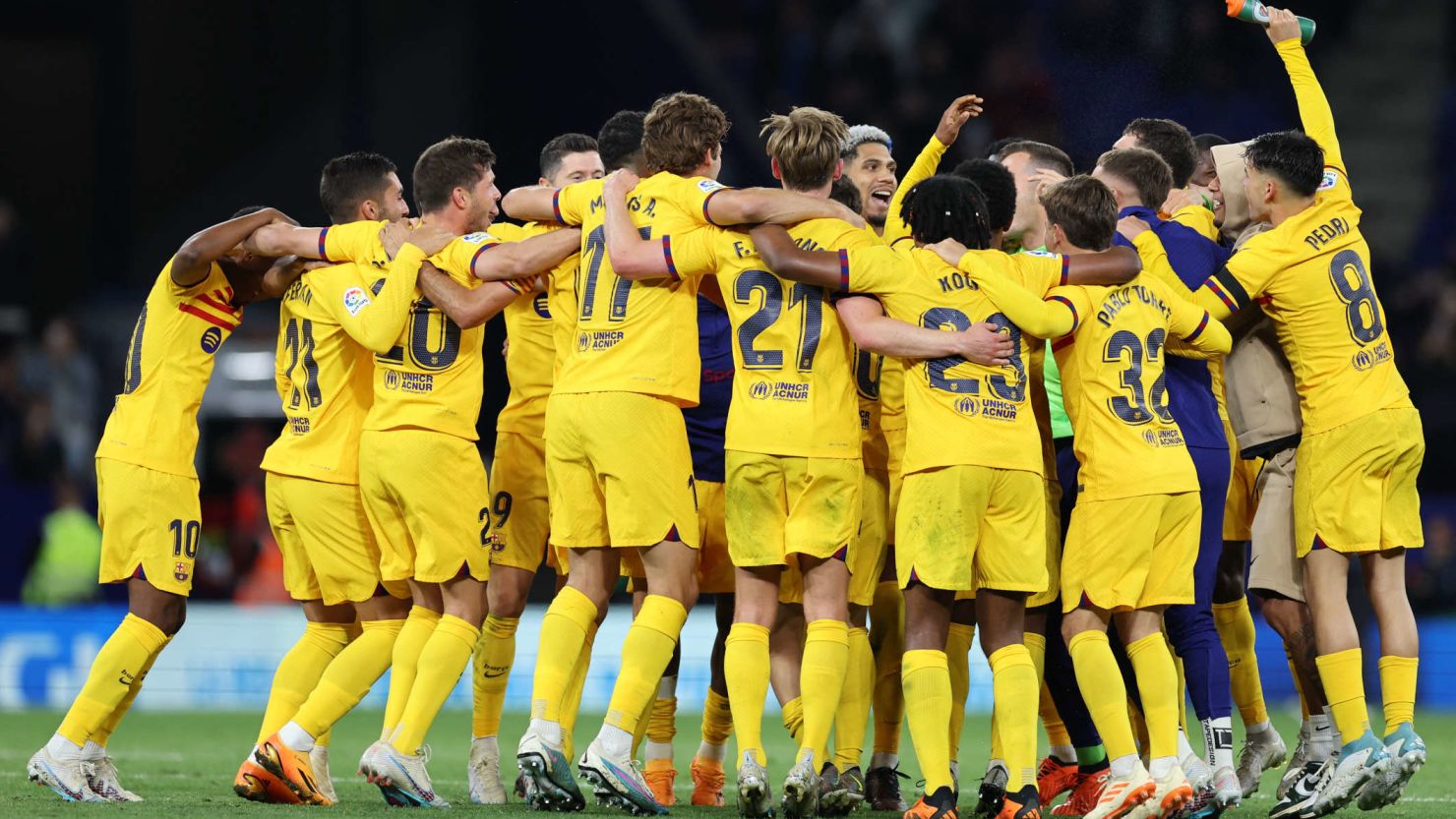 两者之间的 两者之间的